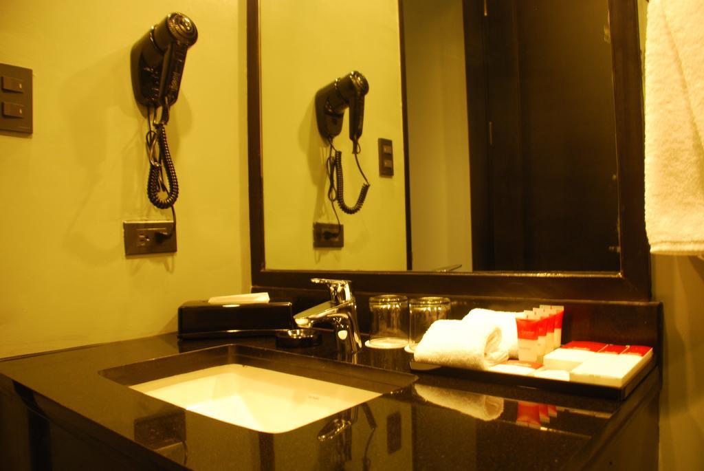 Amelie Hotel Manila Exterior foto